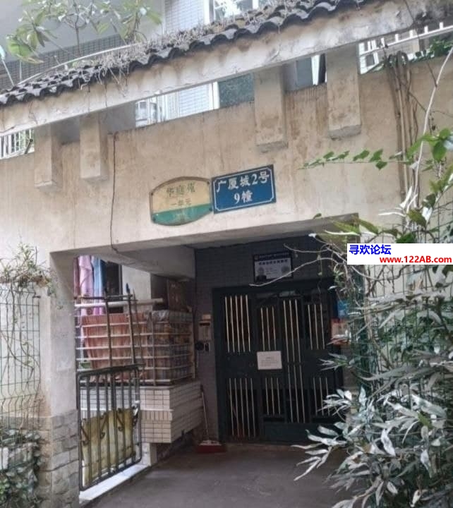 #重庆#,#扫街# 2] 重庆 九龙坡 龙广路附近老小区 进去有一个小区一直往前面走 会有几个小姐站在楼下价格都是三张左右服务还好 有时候能遇见比较年轻的喜欢的